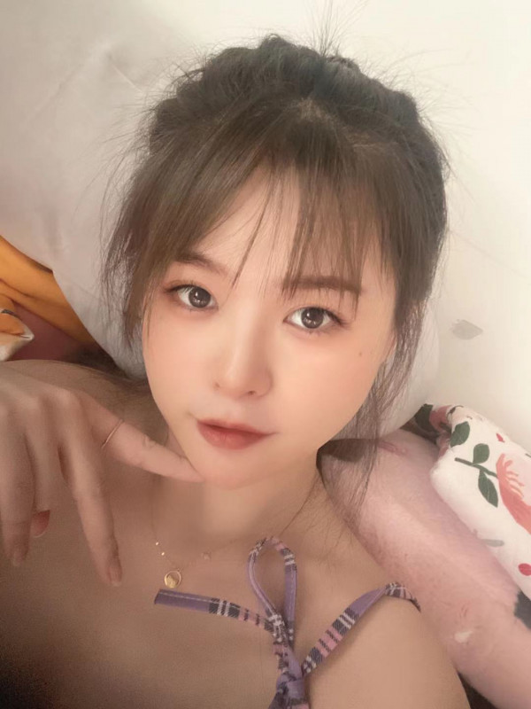 学美妆的清纯妹子